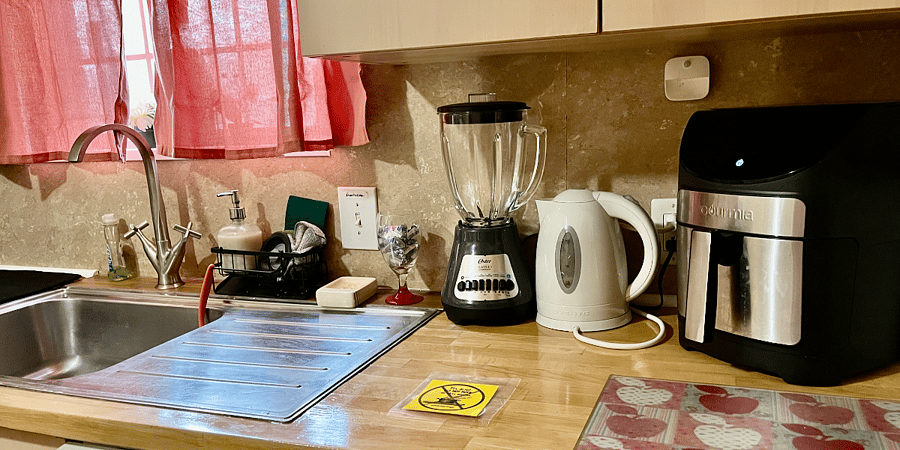 Blender, hotpot, air fryer and an electric grill stored in the bottom cabinet