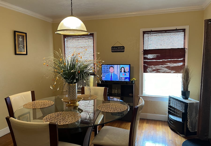 Dining for 4 and smart TV