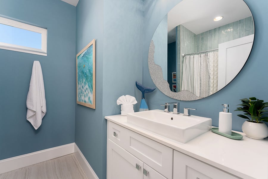 Hall bathroom - 3rd floor