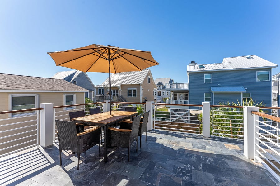Deck off of living room - 2nd floor