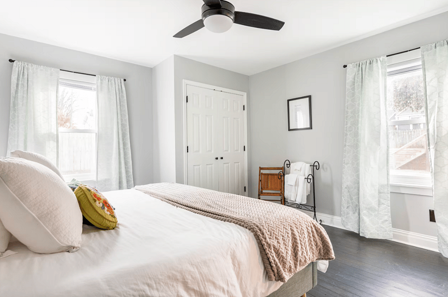 Bedroom (1) - king size bed