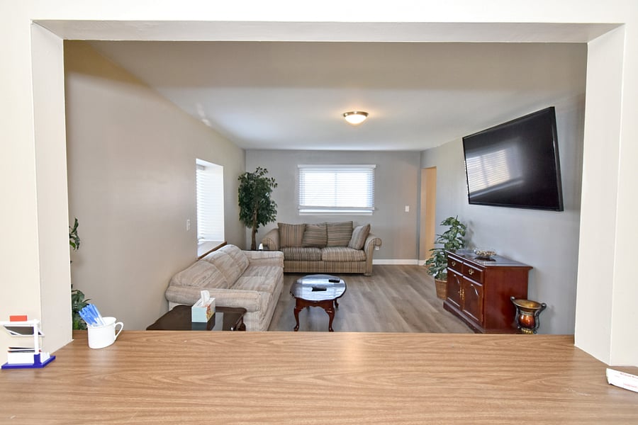 Living room w/ smart TV, WiFi, & sofa bed w/ full-size pull out bed