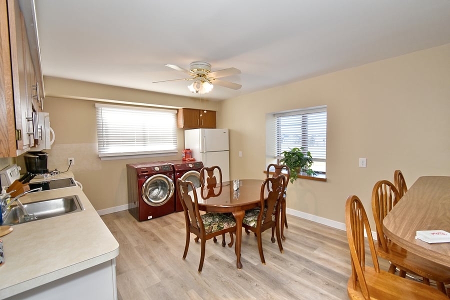 Fully equipped kitchen & dining area w/ dish soap, starter paper towels provided