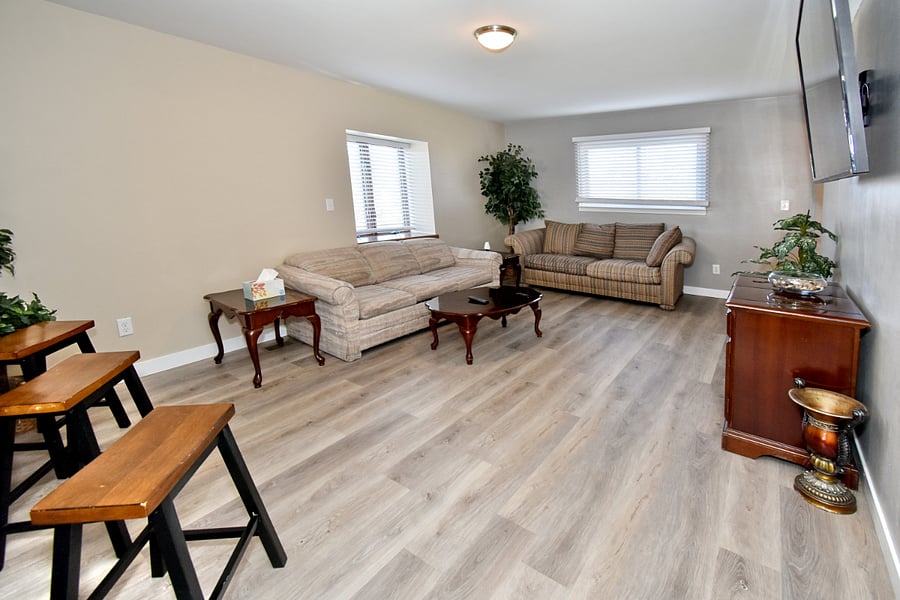 Living room w/ smart TV, WiFi, & sofa bed w/ full-size pull out bed