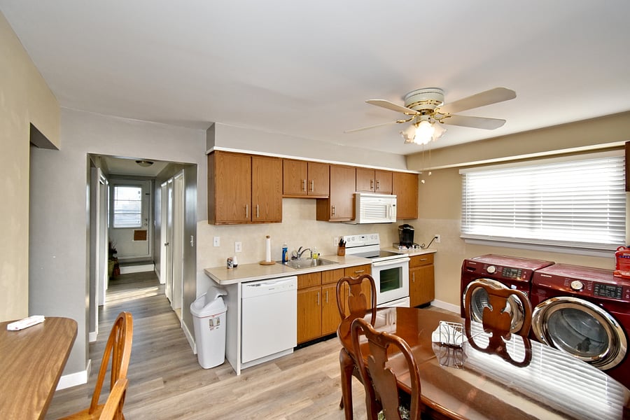 Fully equipped kitchen & dining area w/ dish soap, starter paper towels provided