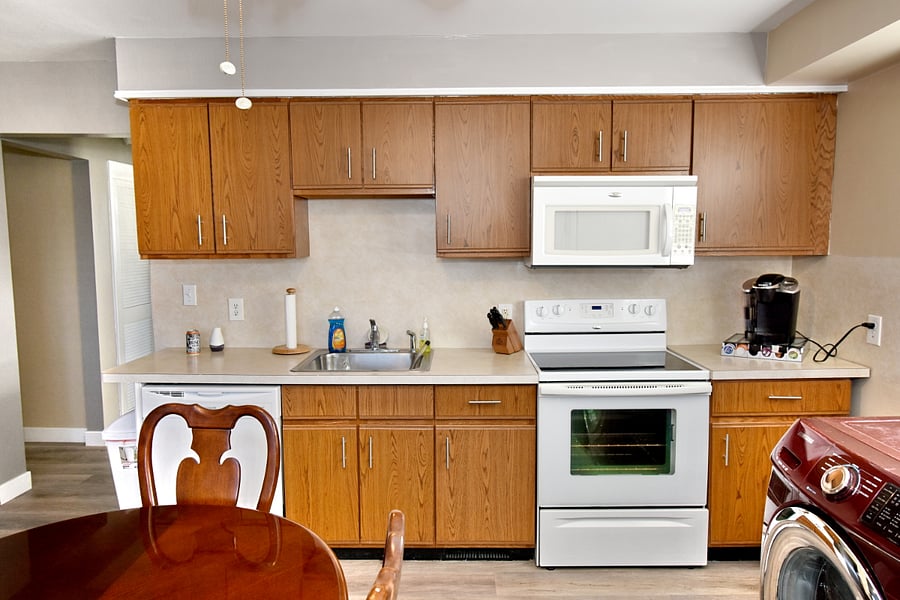 Fully equipped kitchen & dining area w/ dish soap, starter paper towels provided