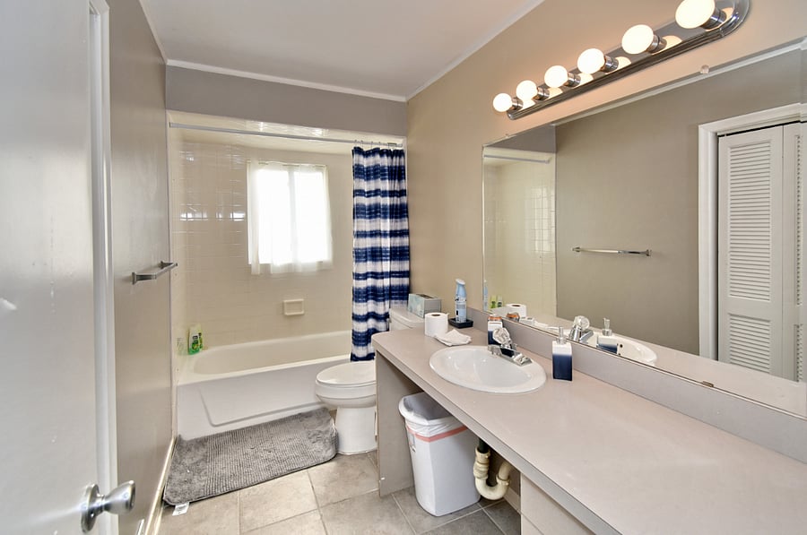 Bathroom w/ full-size tub & shower includes toilet paper, hand soap, & towels