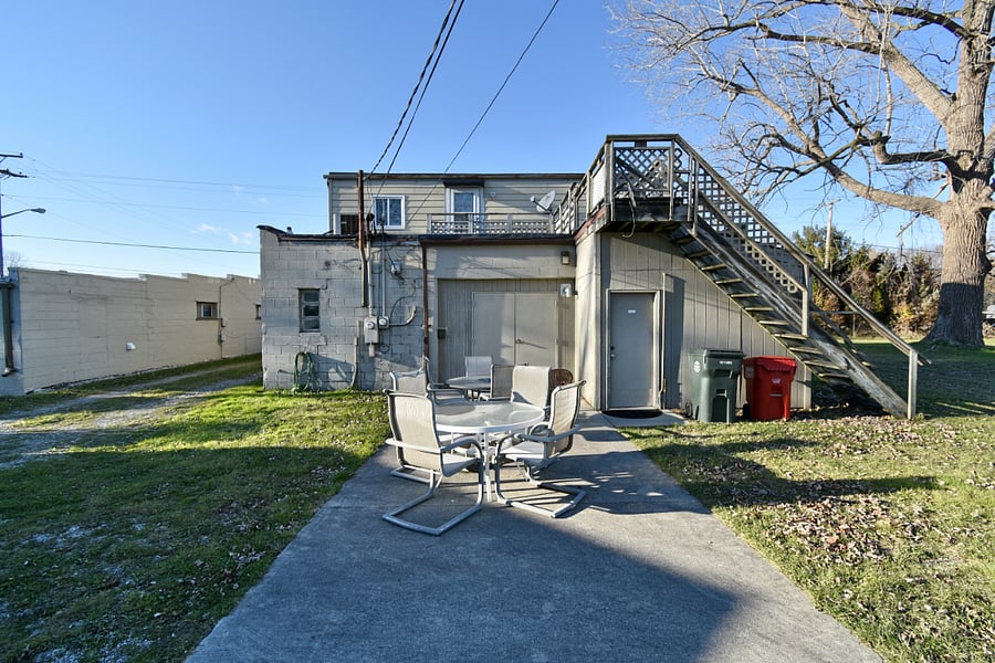 Yard w/ BBQ & lawn furniture