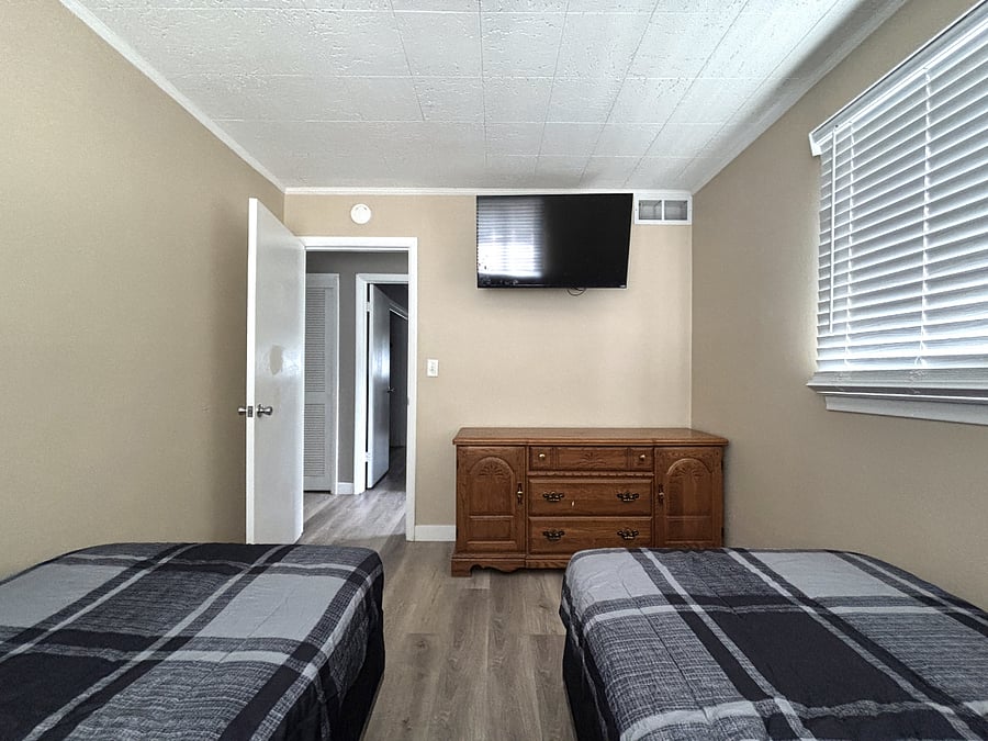 Bedroom #1 w/ 2 twin beds, smart TV, closet, & extra sheets available