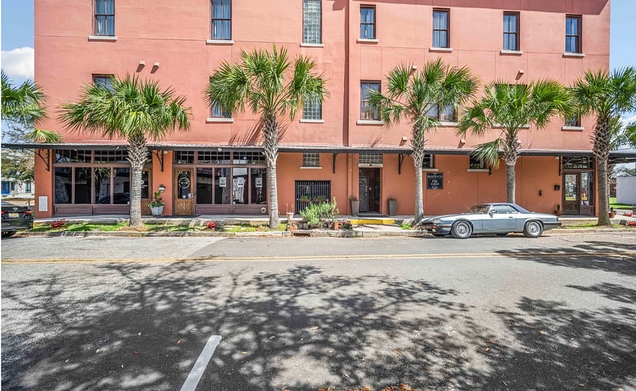 558 St Francis Street Apartment Building