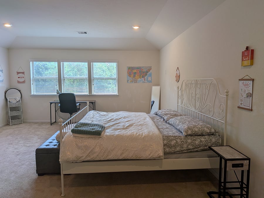 Spacious 400 sq feet room in West Pearland for $850 with king size memory foam bed