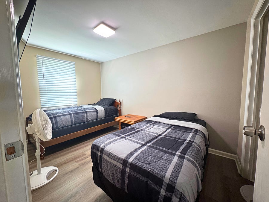 Bedroom #2 w/ 2 twin beds, smart TV, closet, & extra sheets available