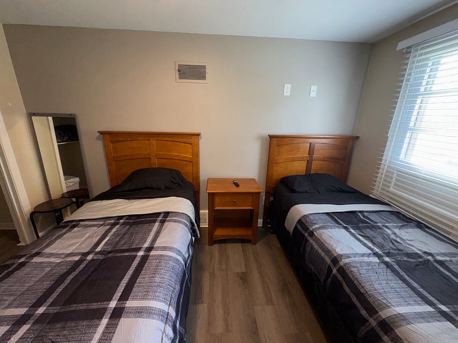 Bedroom #3 w/ 2 twin beds, smart TV, closet, & extra sheets available