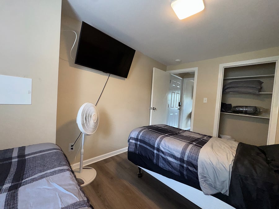 Bedroom #3 w/ 2 twin beds, smart TV, closet, & extra sheets available