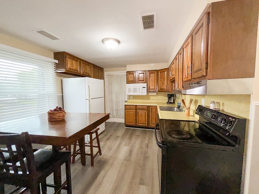 Fully equipped kitchen & dining area w/ dish soap, starter paper towels provided 
