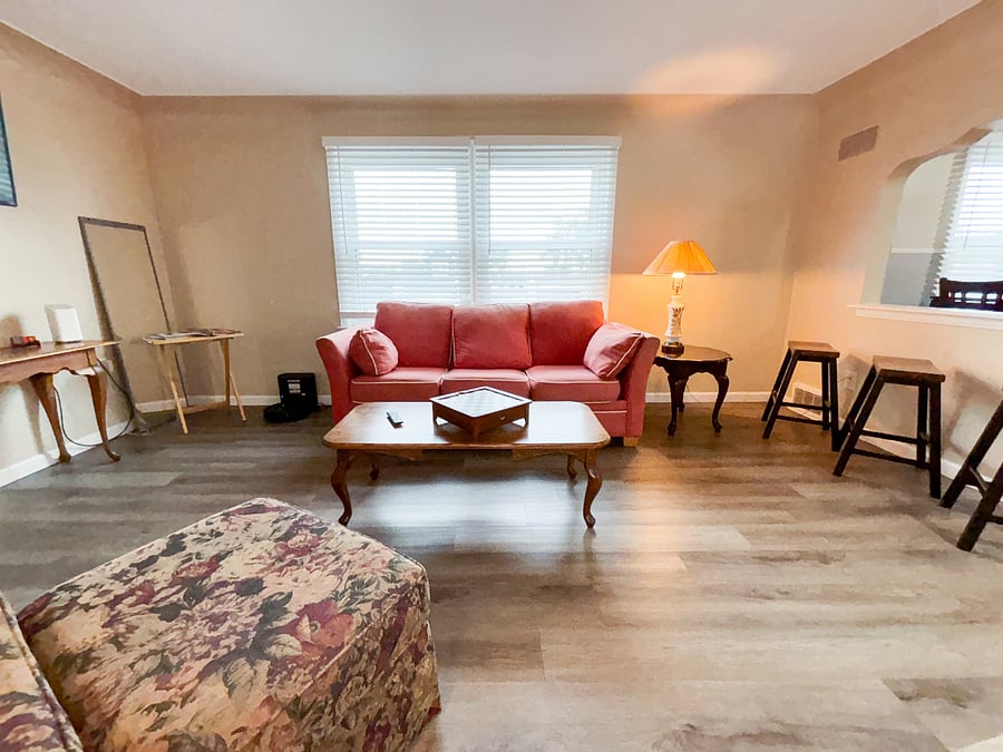 Living room w/ smart TV, WiFi, & sofa bed w/ full-size pull out bed