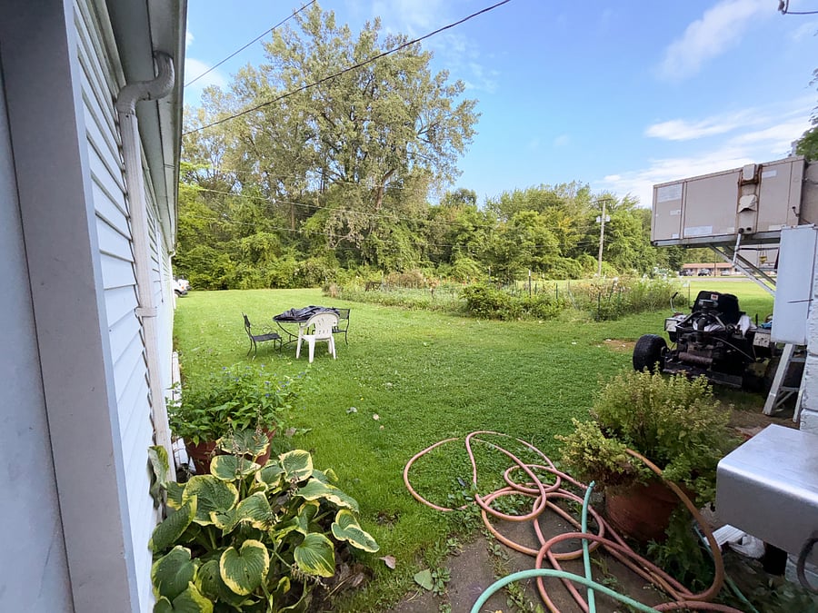 Yard w/ BBQ & lawn furniture