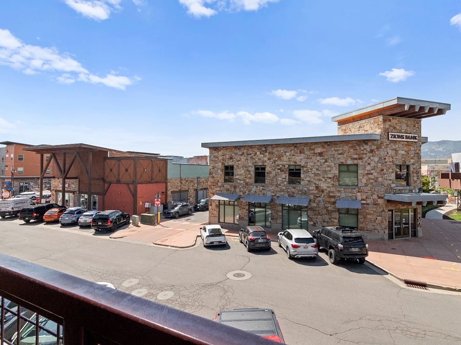 Exterior / Shopping / Dining