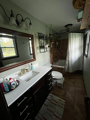 view of en-suite bathroom.