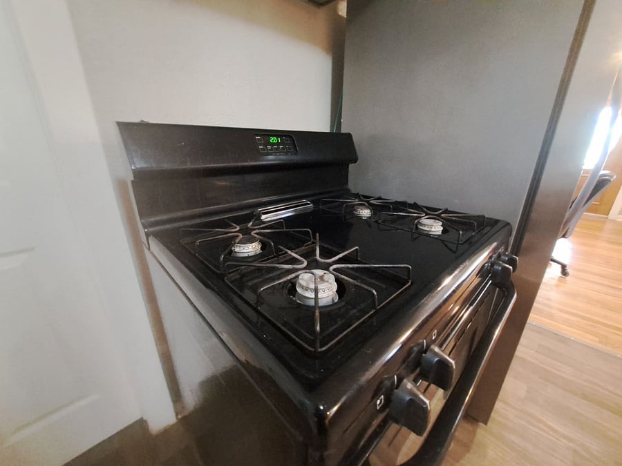 Gas range with an equipped kitchen.