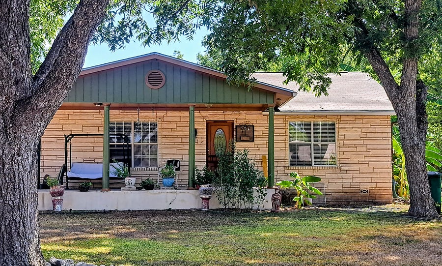 Private front entrance with relaxing porch.
           YOU ARE WELCOME HERE!