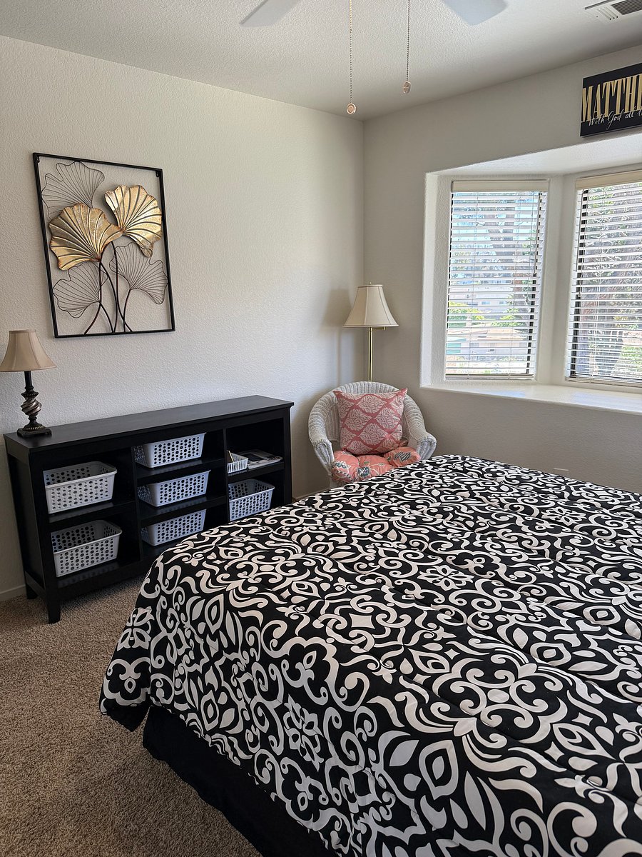 Reading, meditation , computer or private phone space in guest suite