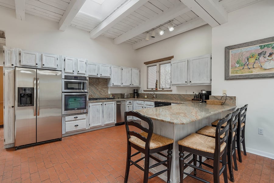 Full Kitchen / 4 Barstools