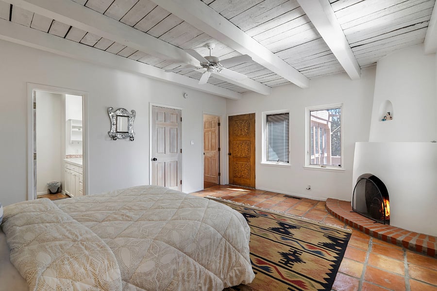 Primary Bedroom / Queen Bed