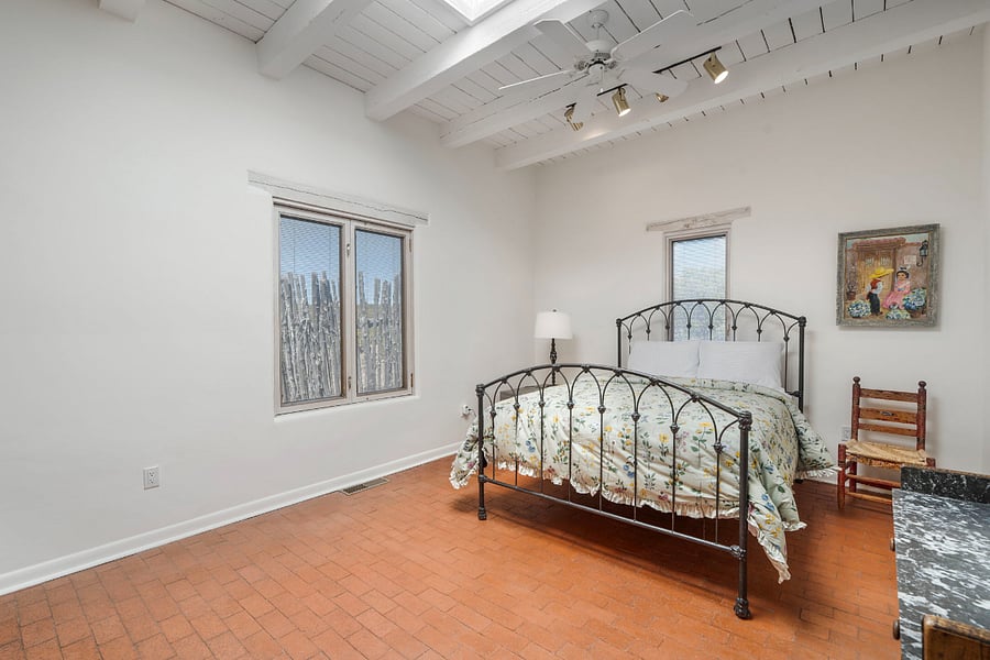 Bedroom 2 / Queen Bed