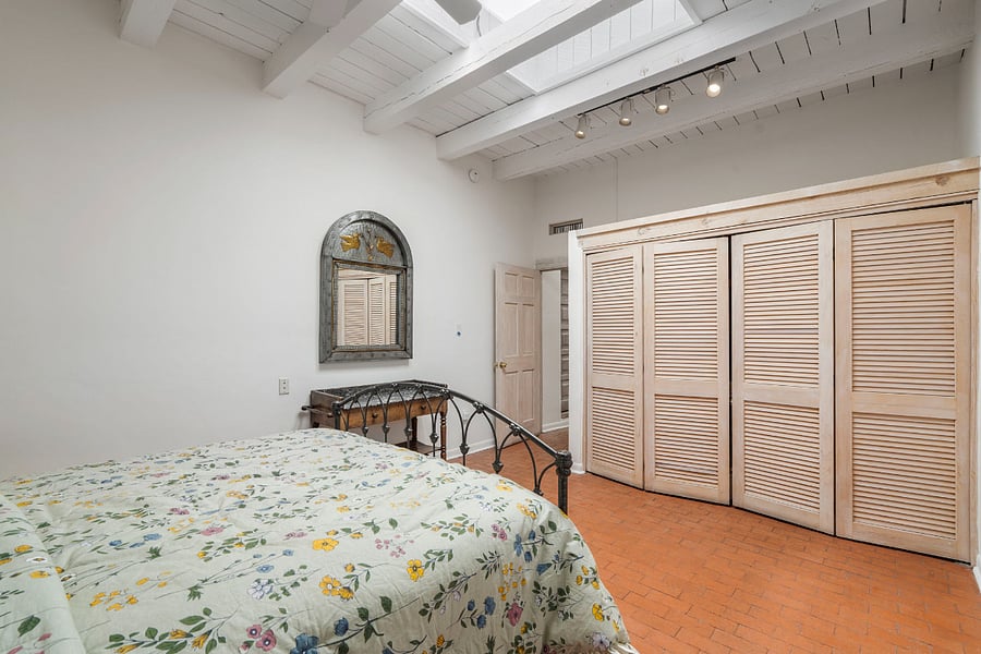 Bedroom 2 / Queen Bed
