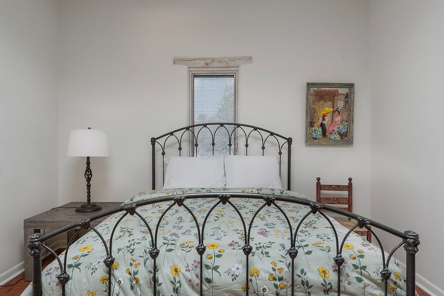 Bedroom 2 / Queen Bed