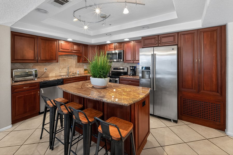 Kitchen / 4 Barstools at Kitchen Island