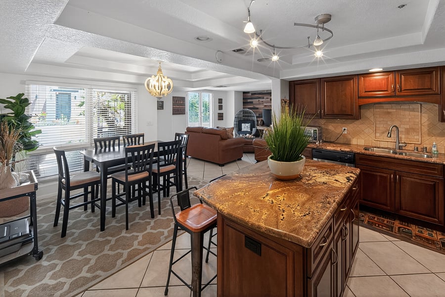 Kitchen / Dining Area