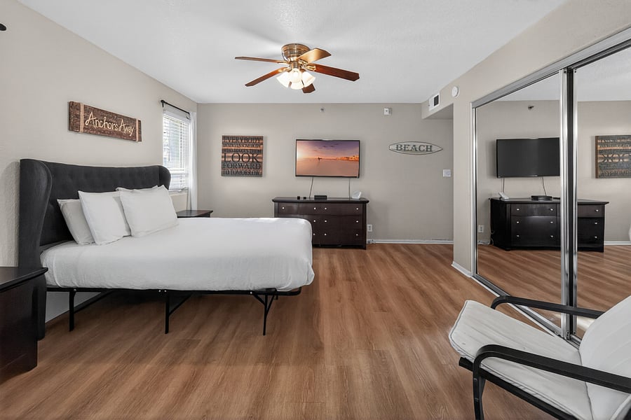 Primary Bedroom / King Bed