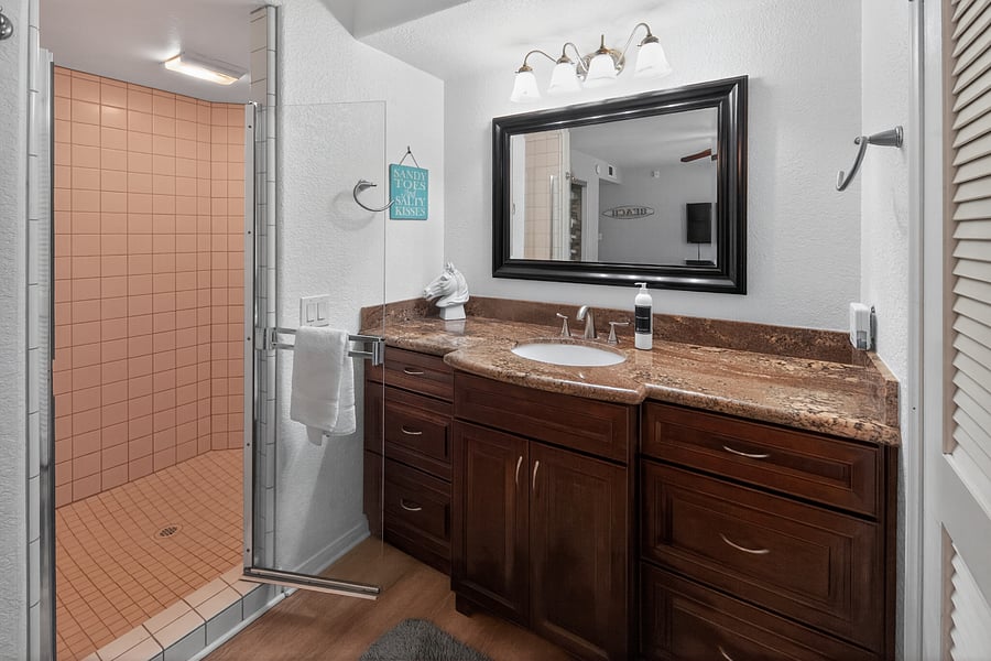 Primary Bedroom / En Suite Bathroom