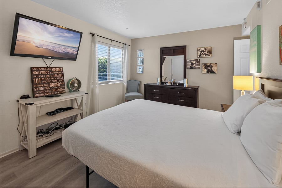 Bedroom Two / Queen Bed