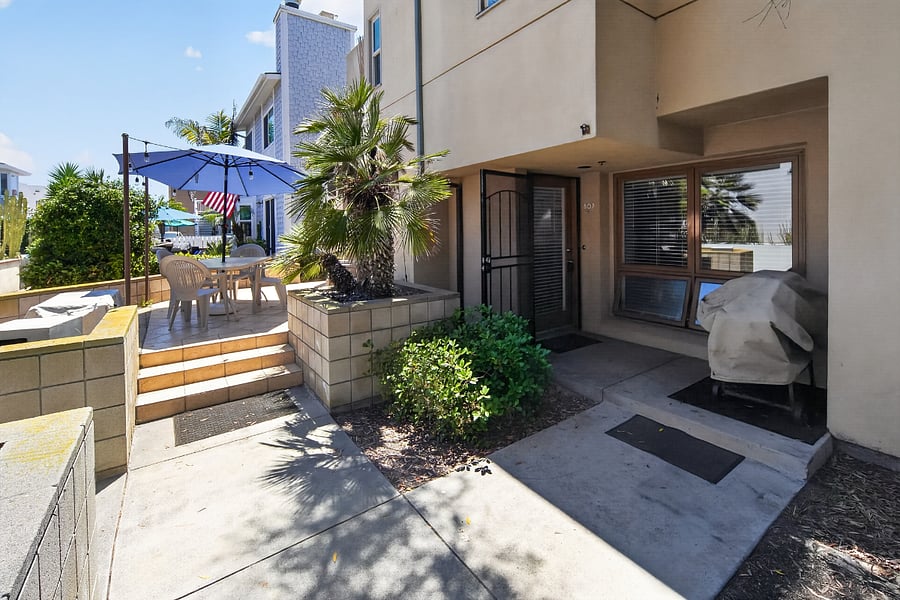Exterior / Entry