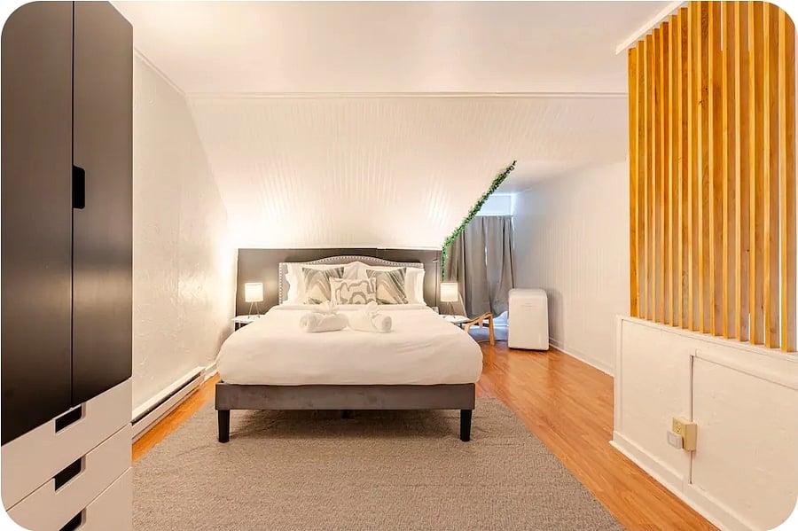 Queen Bedroom - Third Floor