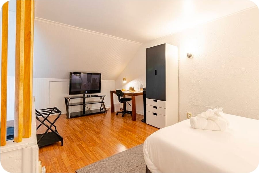 Queen Bedroom - Third Floor