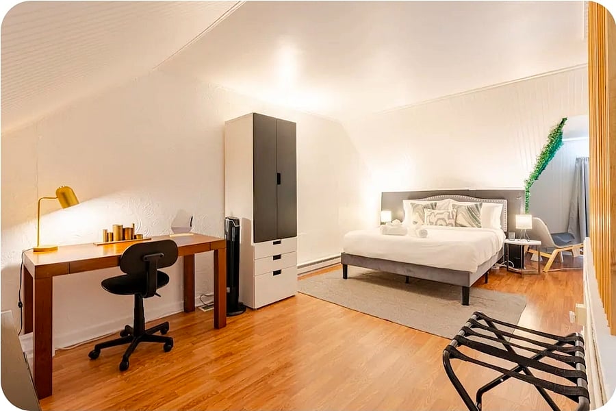 Queen Bedroom - Third Floor