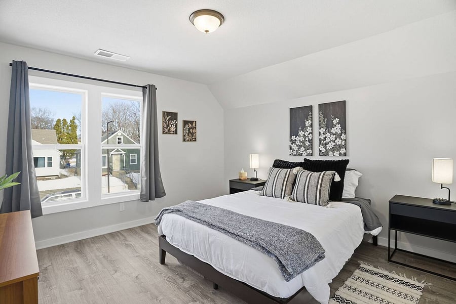 LARGE Master Bedroom with Queen Bed