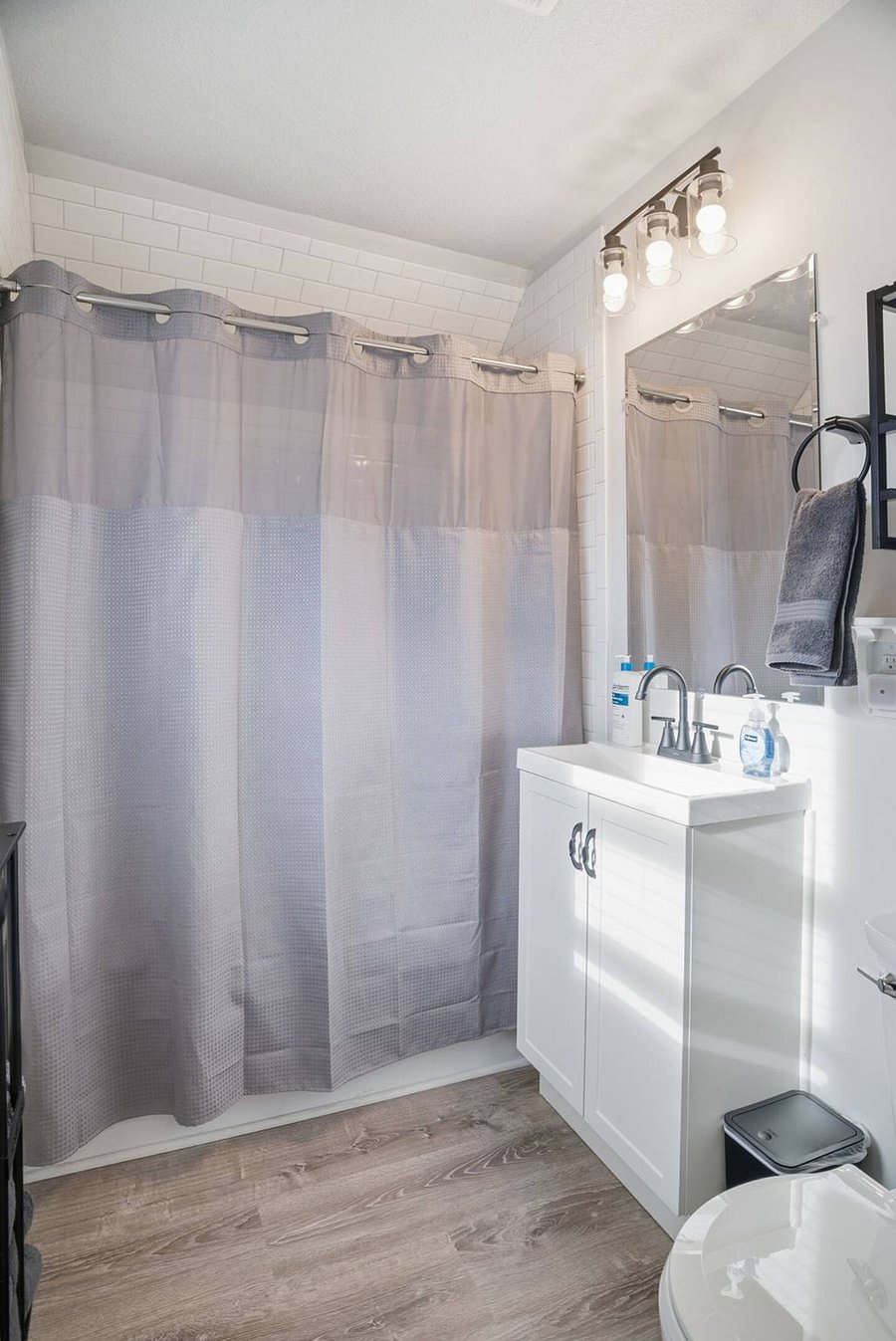 Full bathroom with deep tub!