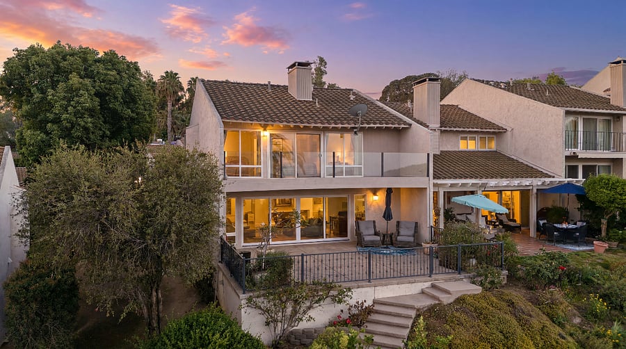 Gated Canyon Crest townhouse near UCR: 3BR/2.5BA, panoramic views & fruit trees