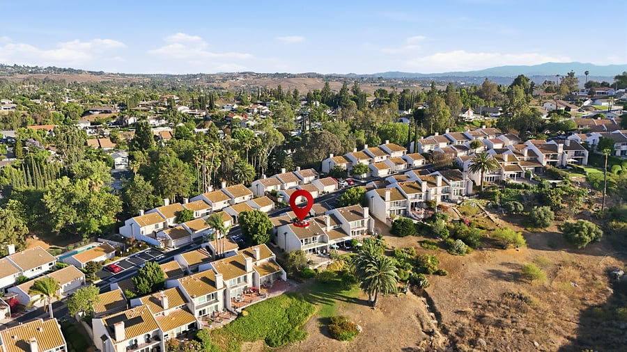 Gated Canyon Crest townhouse near UCR: 3BR/2.5BA, panoramic views & fruit trees