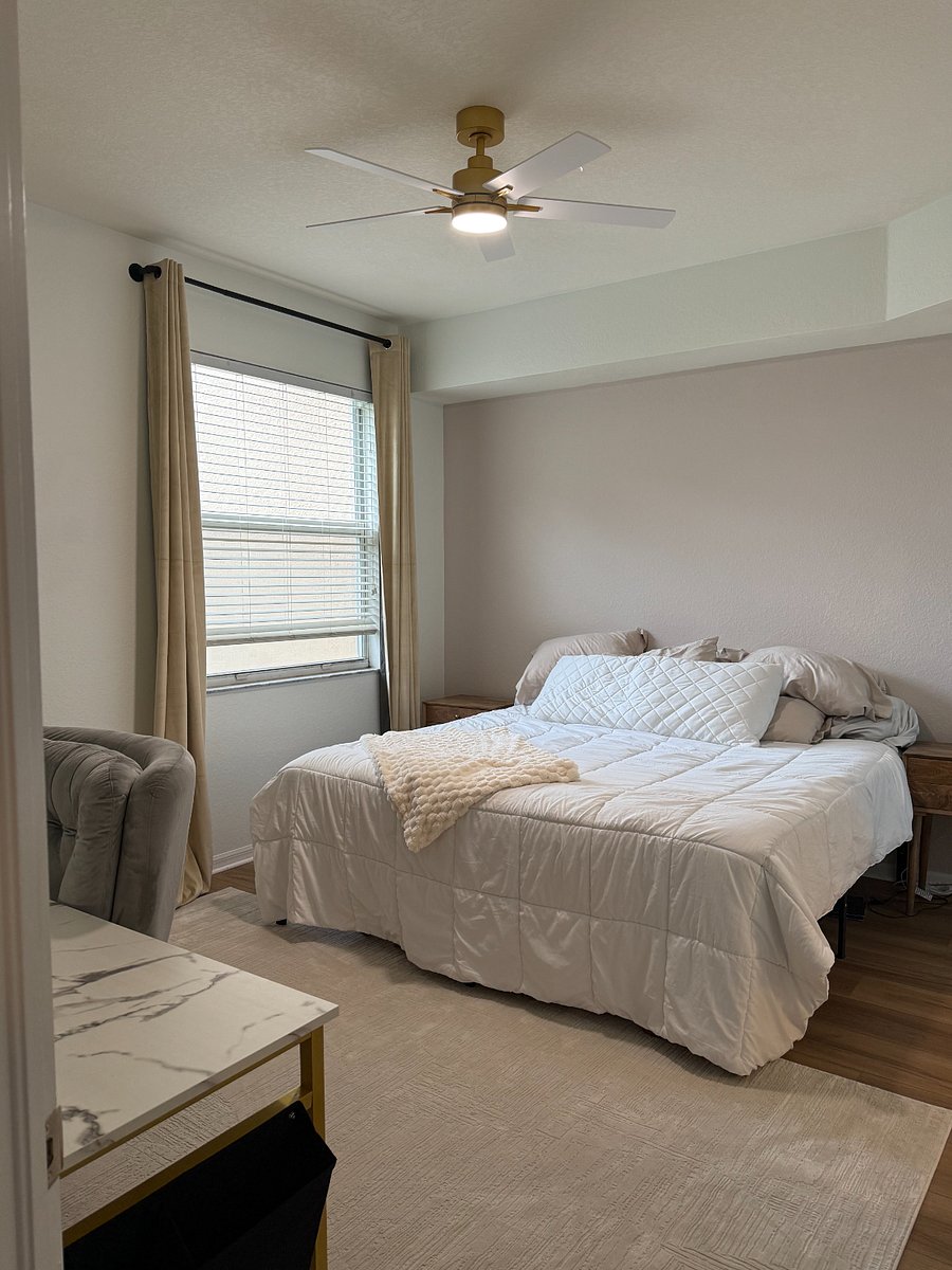 primary bedroom- king bed