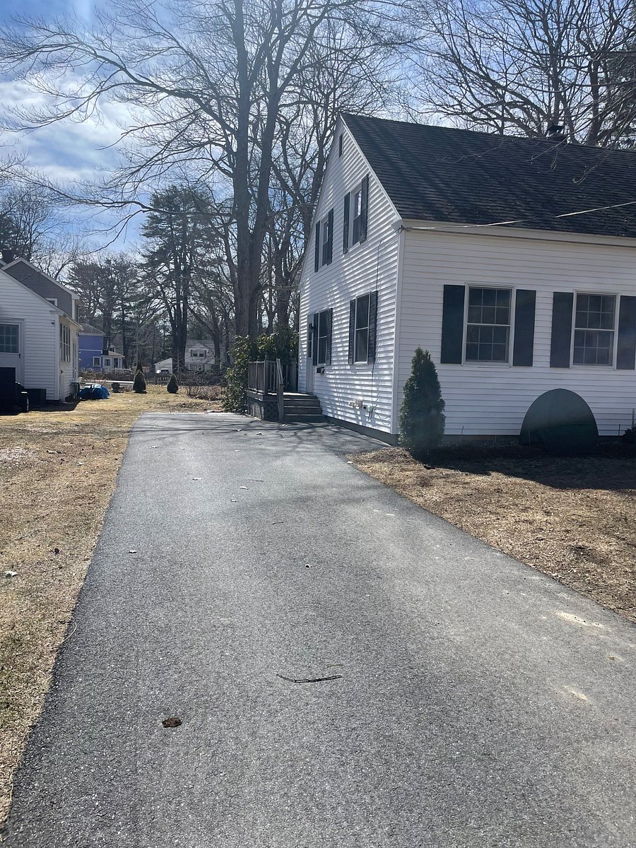 Private driveway and entrance