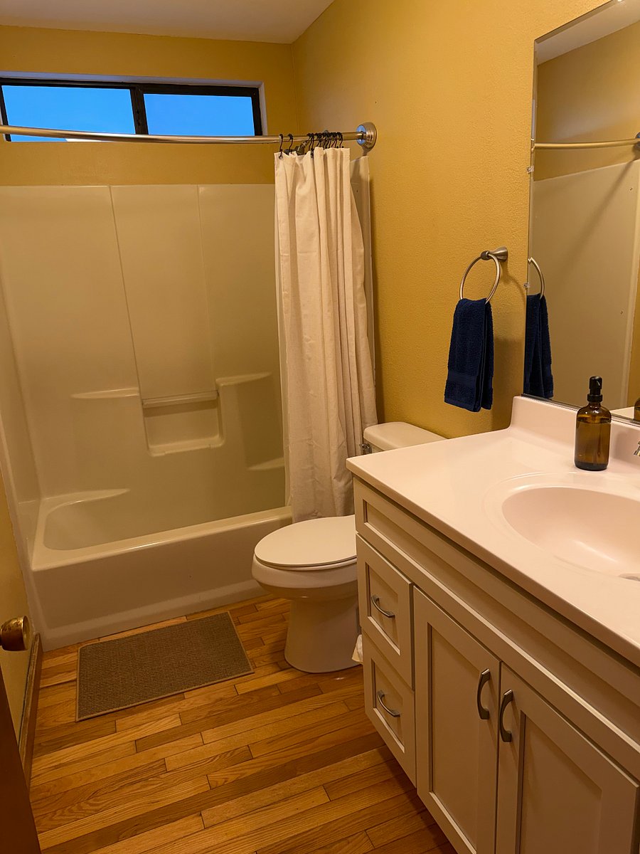 One bedroom apartment
Upper level
Bathroom