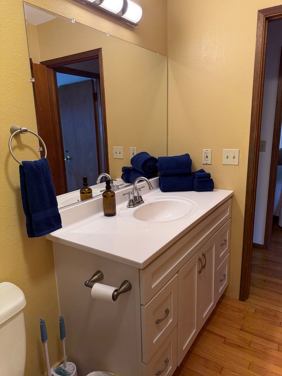 One bedroom apartment
Upper level
Bathroom