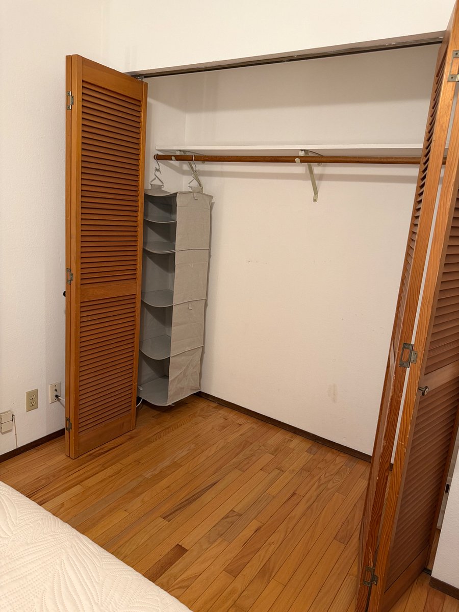 One bedroom apartment
Upper level
Bedroom closet