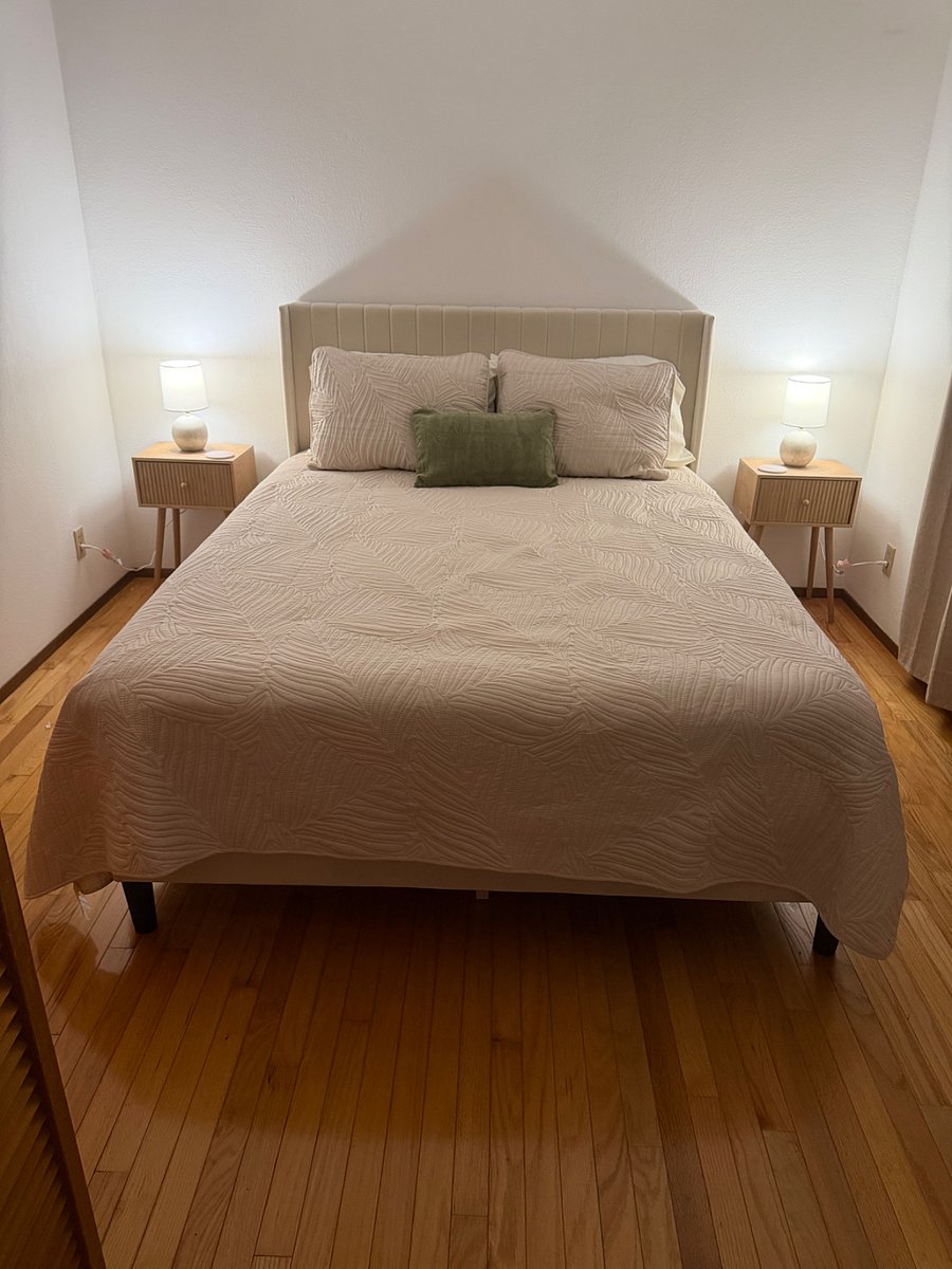One bedroom apartment
Upper level
Bedroom